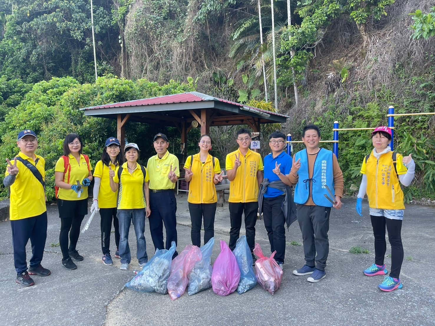 南投縣救國團號召青年返鄉 淨山打掃做公益（圖：救國團南投縣團委會 提供）