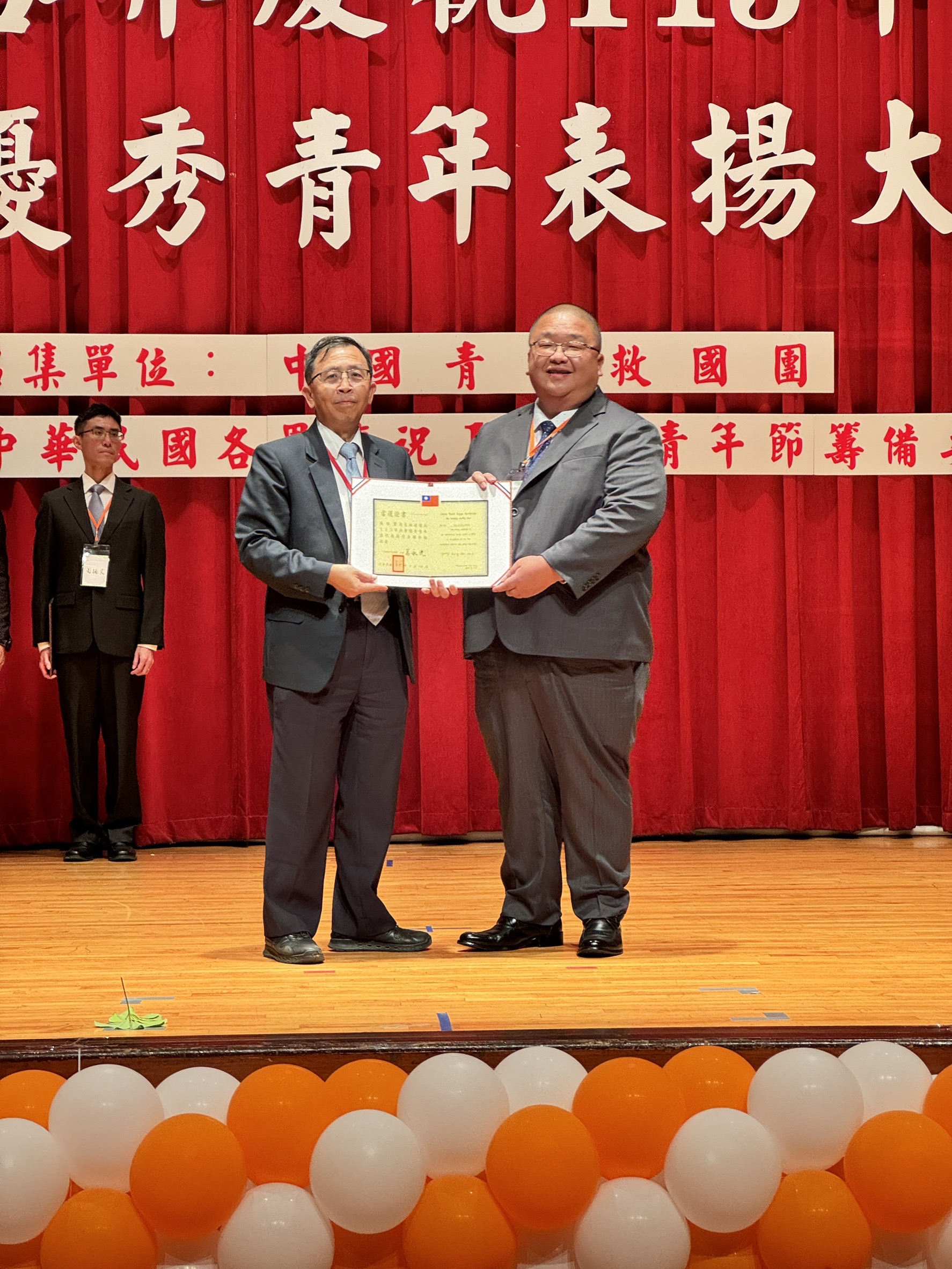 蜂蜜莊園養蜂達人吳俊賢代表南投縣獲頒113年社會優秀青年（圖：救國團南投縣團委會 提供）