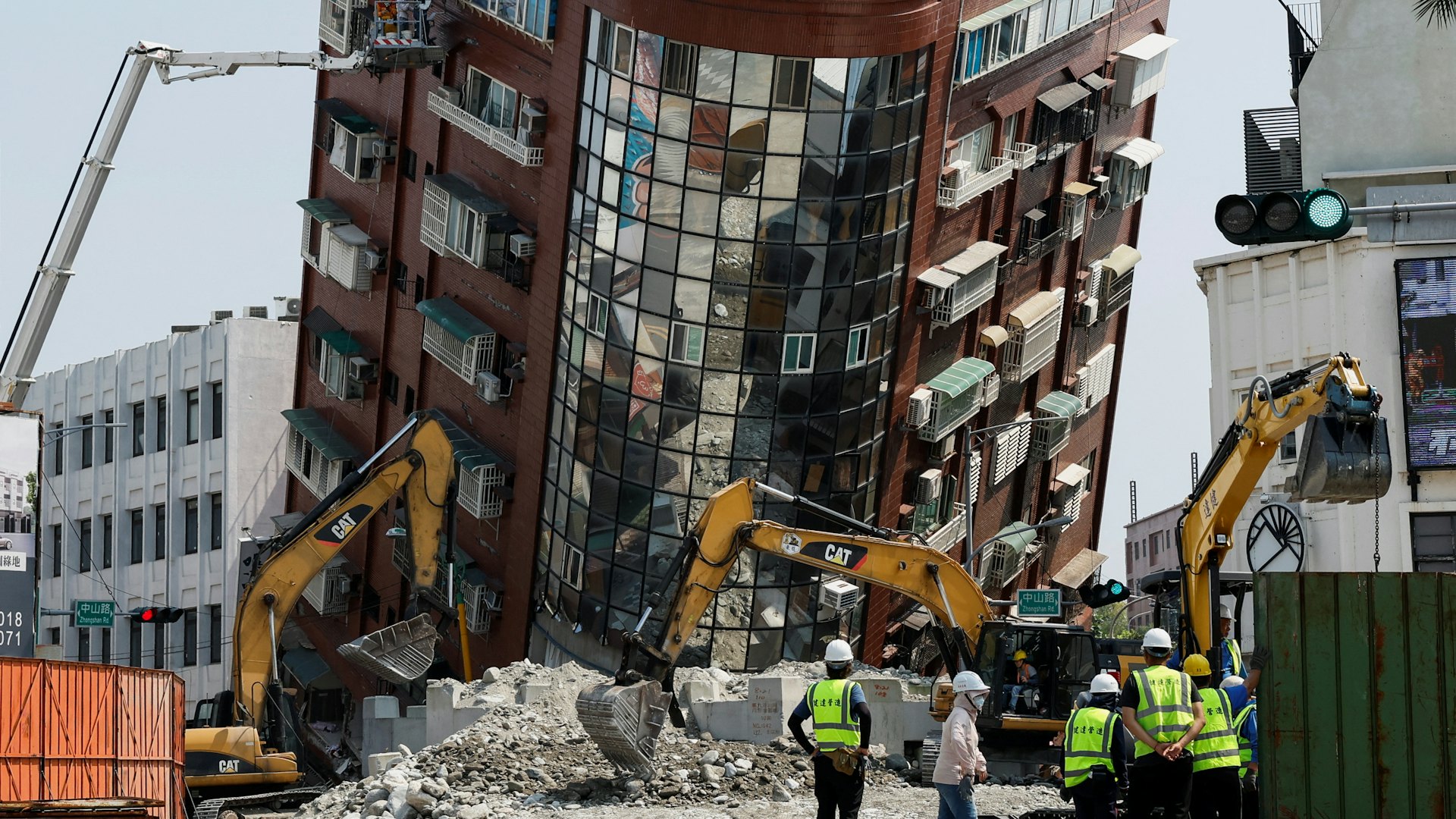 0403花蓮強震 各地勘災行動持續進行中 國土署：全臺18建築列紅單、34建築黃單（圖：翻攝自網路）