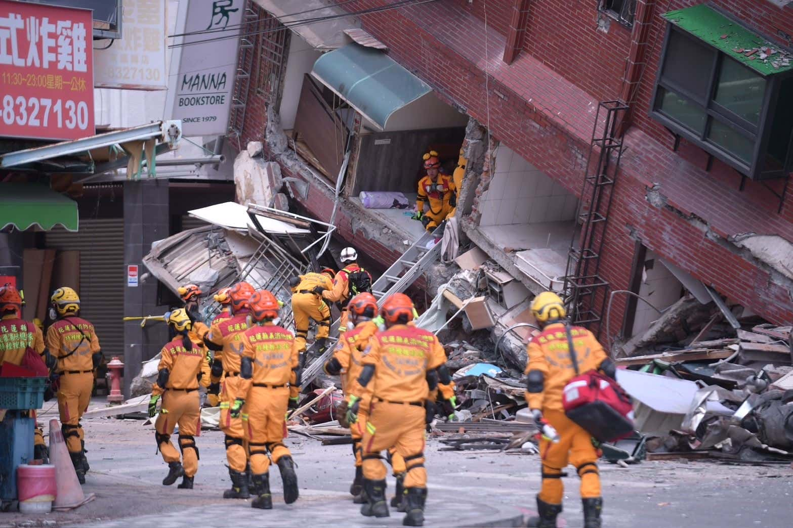 餘震不斷 縣長徐榛蔚提醒民眾遠離天王星大樓及其他傾斜危險建築物（圖：花蓮縣政府 提供）